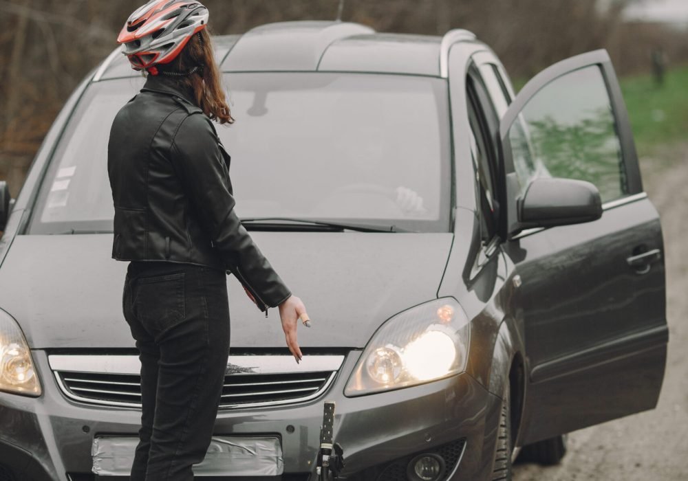 The woman crashed into the car. Girl in a helmet. People quarrel over the accident.